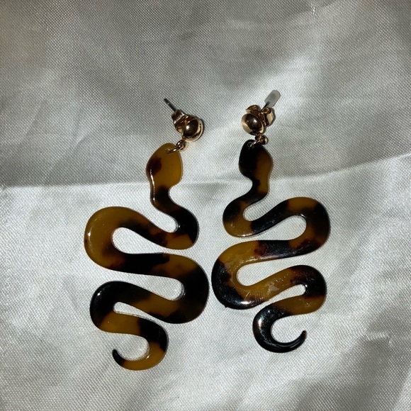 poly may Jewelry - 5/25$ Tortoise snake earrings
